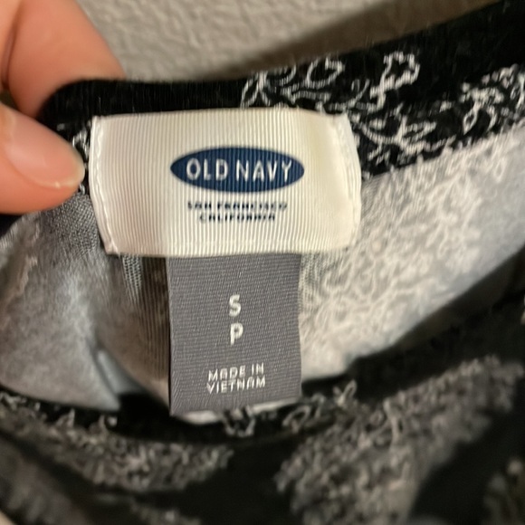 Old navy black and white tank top - Picture 2 of 2